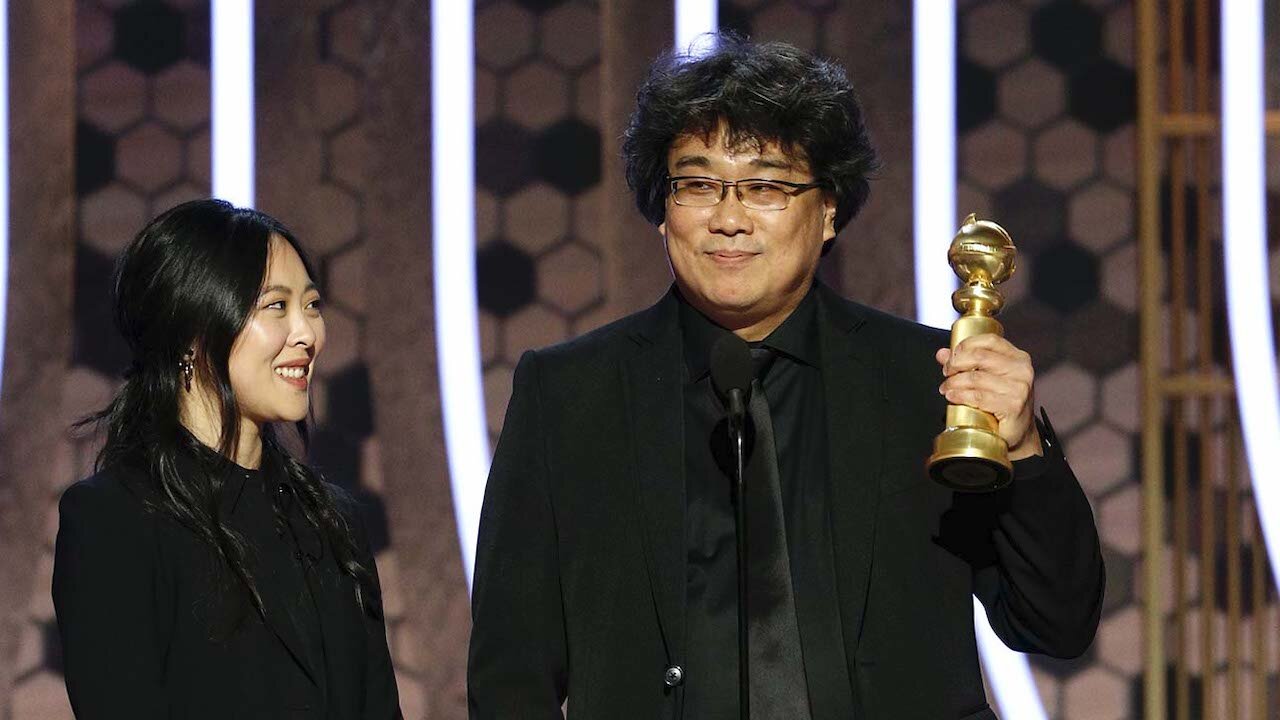 bong_joon_ho_accepts_the_award_for_best_motion_picture_foreign_language_for_22parasite22__-_golden_globes_2020_-_publicity_-_h_2020_0